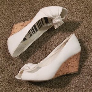 American Eagle White wedges